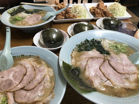 バクダンおにぎりと唐揚げとラーメン