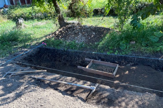 耕土確保で５０〜６０cm掘り下げ、石ころを取り除きました。