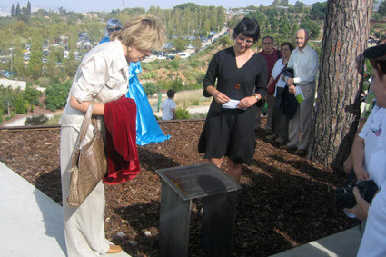 Un dels reconeixements a la nostra feina: la Plaça dels Voluntaris florir en el 5 º aniversari del Jardí (2004).