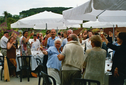 ¡Salud! Brindamos todos juntos por el quinto aniversario del Jardín! (2004).