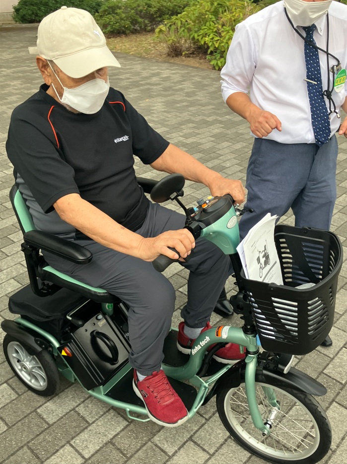 福祉用具レンタル|電動四輪カート・三輪電動車いす試乗