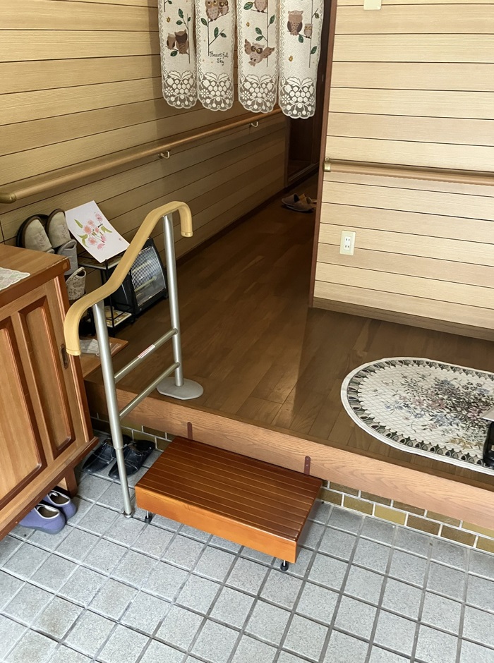 住宅改修|玄関あがりかまち・廊下・お風呂の手すり工事事例