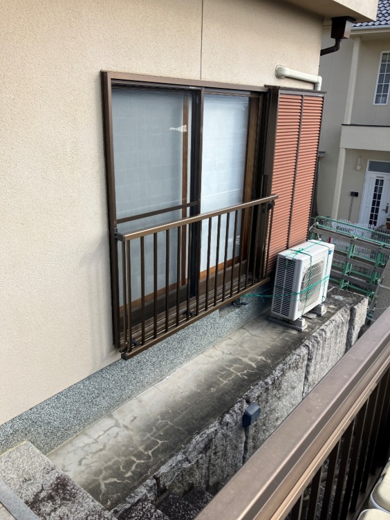 住宅改修|掃き出し窓にアルミ手すり取付け工事事例