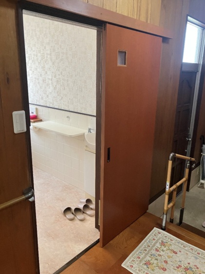 住宅改修|トイレ扉変更・段差解消・手すり取付け施工事例