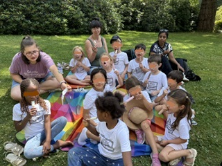 Foto zeigt die Kinder bei ihrer Stärkung vor dem Rundgang durch den Zoo