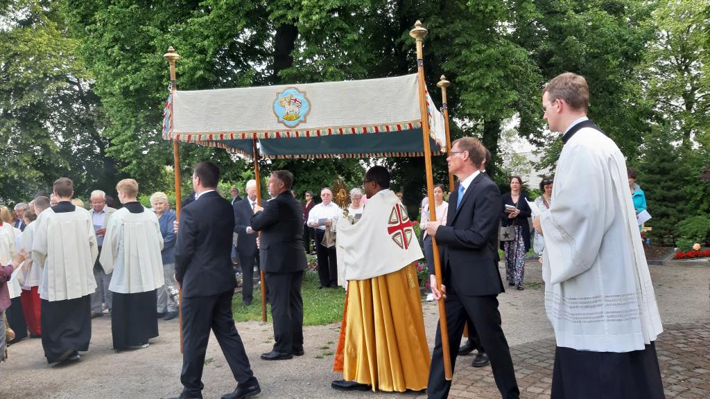 Fronleichnamsgottesdienst und -prozession