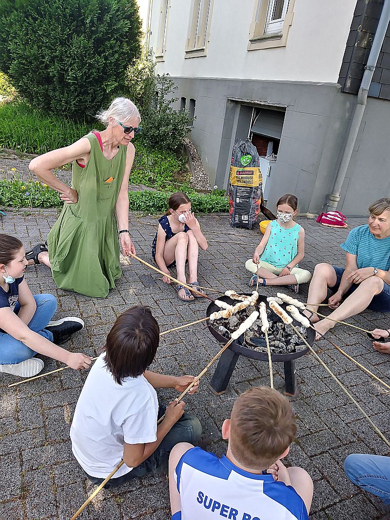 Beim Stokbrotbacken