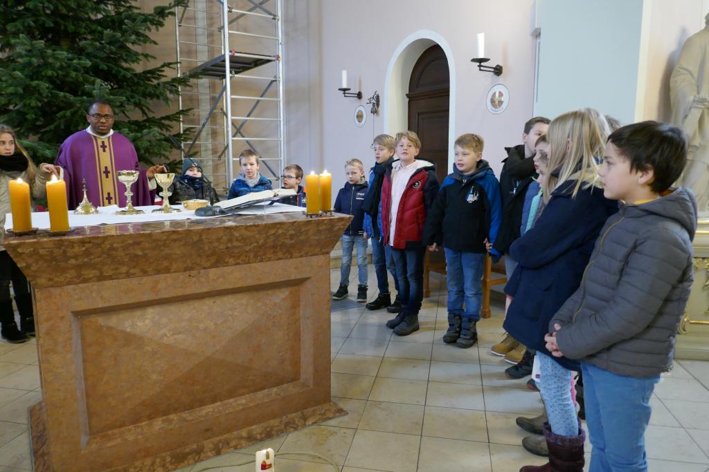 Der andere Teil der "Kinderkirchenkinder" während des "Vaterunsers" im Altarraum