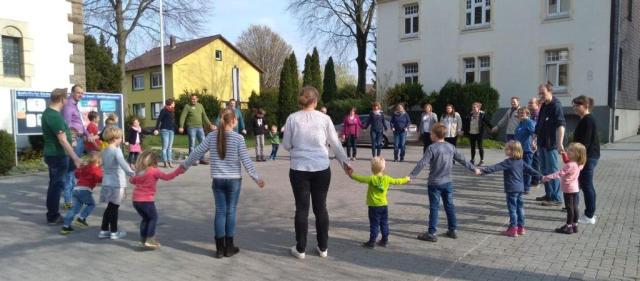 Zum Abschluss gab es noch ein Spiel und eine Abschlussrunde auf dem Kirchplatz