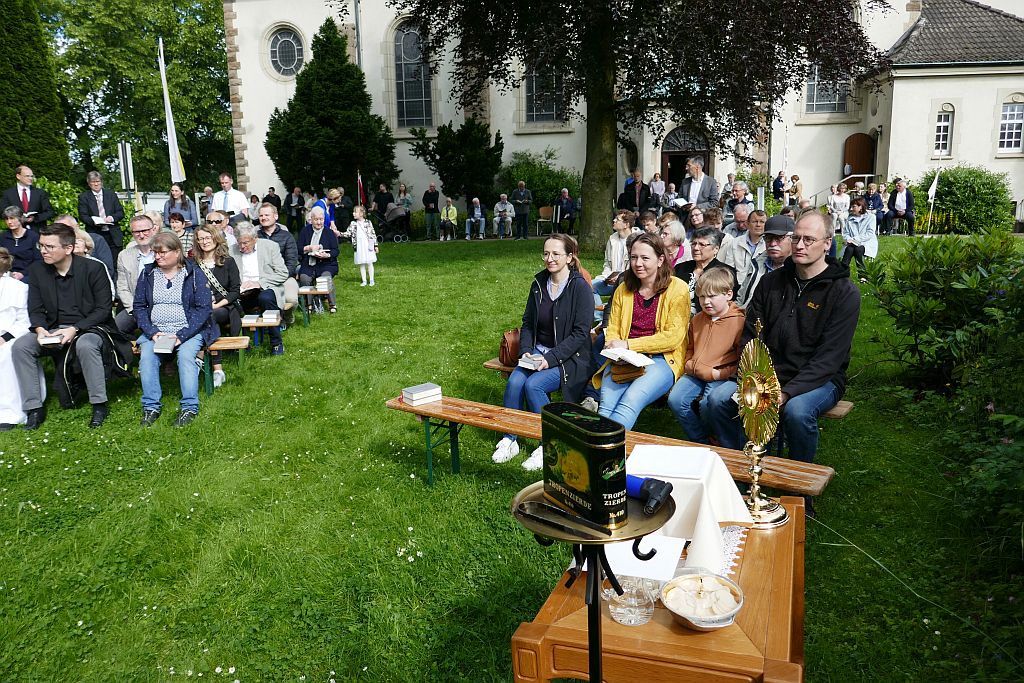 Fronleichnam 2024 in "Pastors Garten" gefeiert