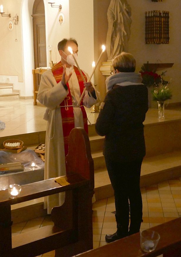 Pfarrer Holger Schmitz spendet den Blasiussegen
