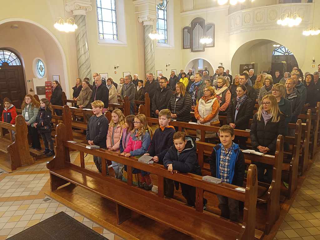 Blick in das Kirchenschiff mit den angehenden Kommunionkindern 2024