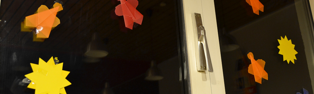 Papiersterne und -engel am Fenster