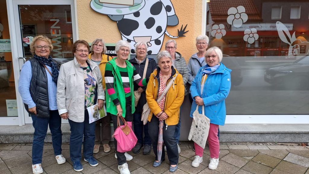 Foto zeigt neun Damen vor der Kuhbar