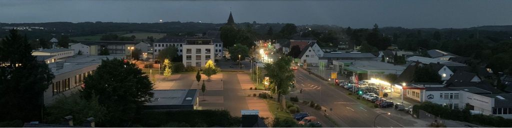 Blick vom Kirchturm über das nächtliche Haßlinghausen