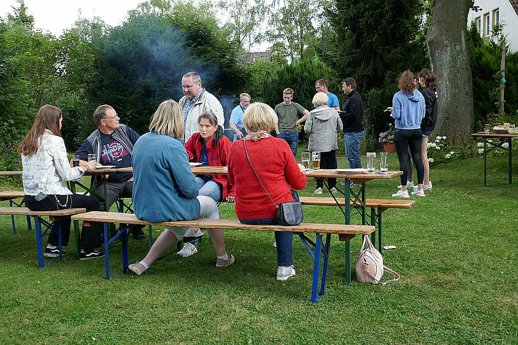 Es wird wieder gegrillt in Pastors Garten