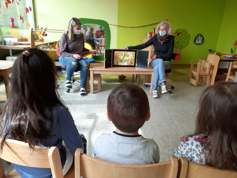 Kinderkirche spendet Bildkarten für das Erzähltheater