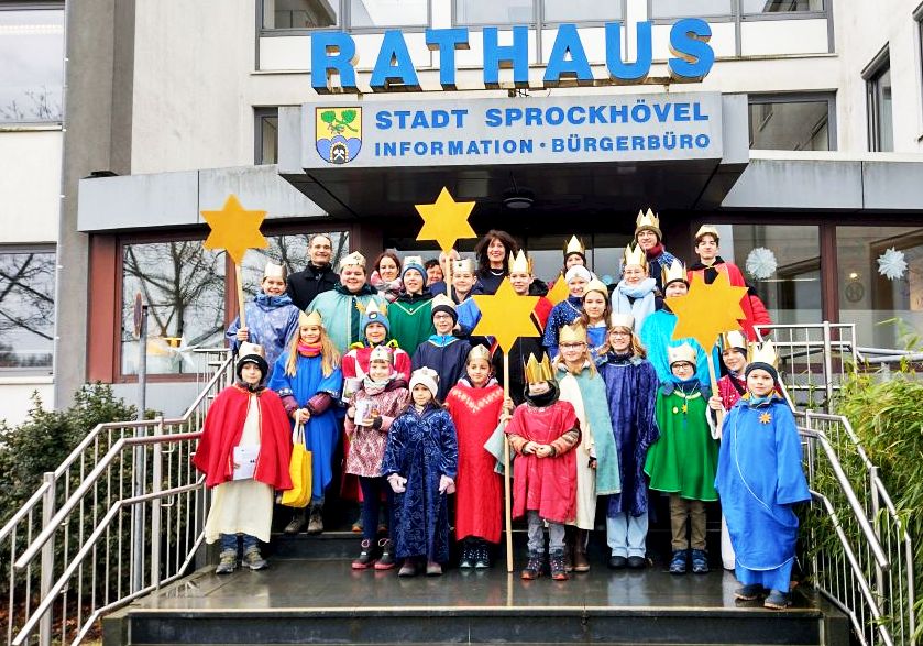 Sternsinger 2025 brachten Bürgermeistrerein Sabine Noll und ihrem Team den Segen