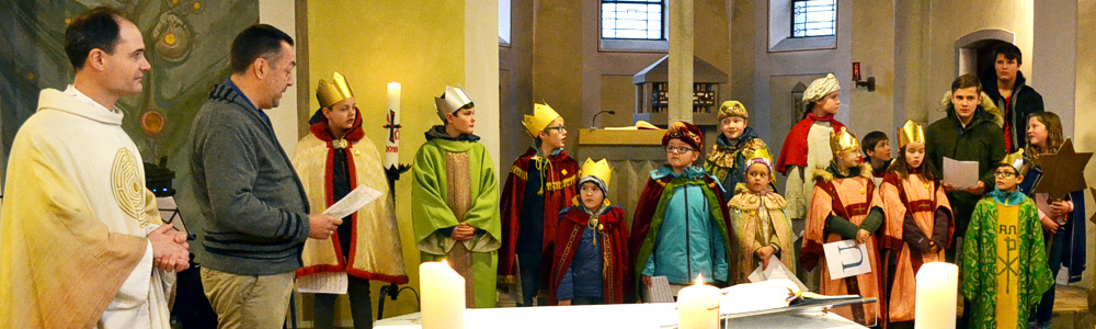 Sternsinger bei der Aussendung in der Kirche