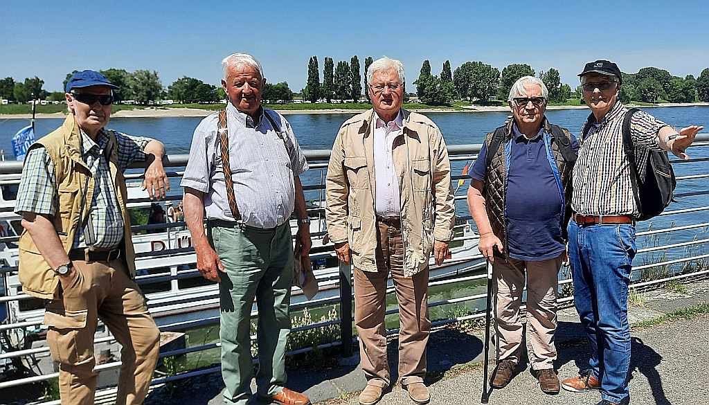 Fünf Senioren am Rhein