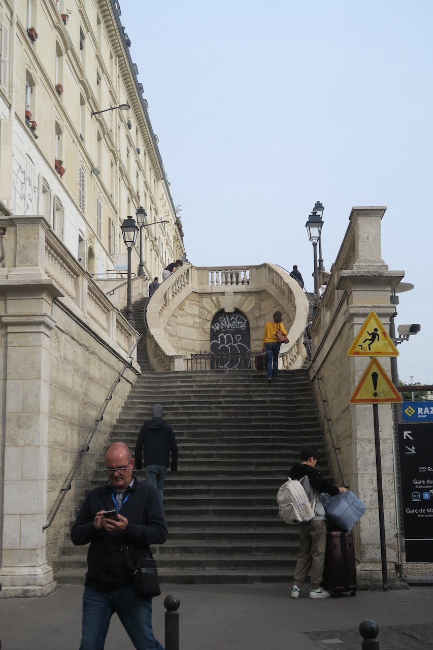 Escalier à double rampe menant à la gare du Nord ...