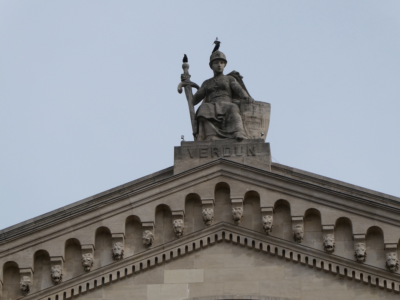 La statue de Verdun, avec deux oiseaux et un paratonnerre radioactif
