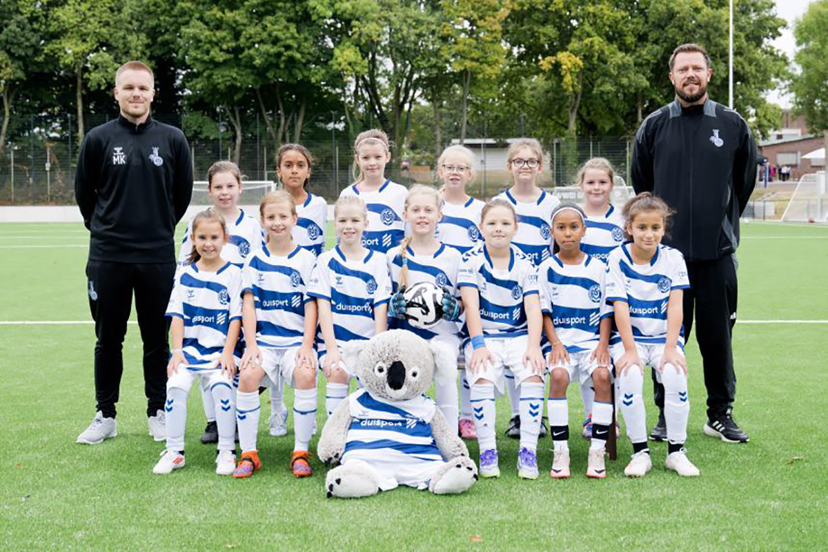 U11 Mädchen betreten die Bühne
