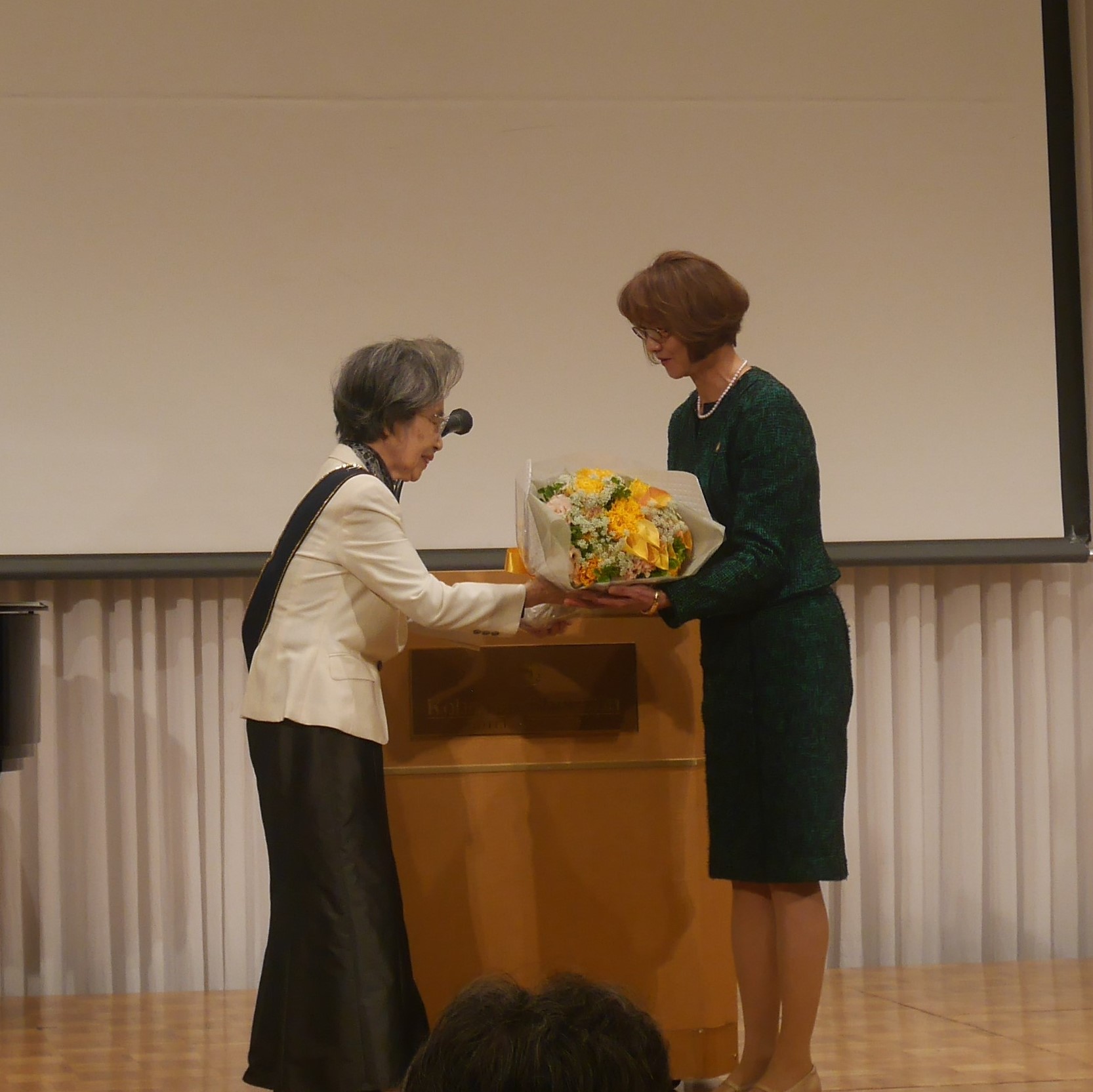 スポンサーシップクラブへ花束贈呈　　　　　　　　　　　国際ソロプチミスト神戸東会長