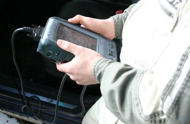 Carrying Mitsubishi vehicle diagnostics using a special diagnostic scanner