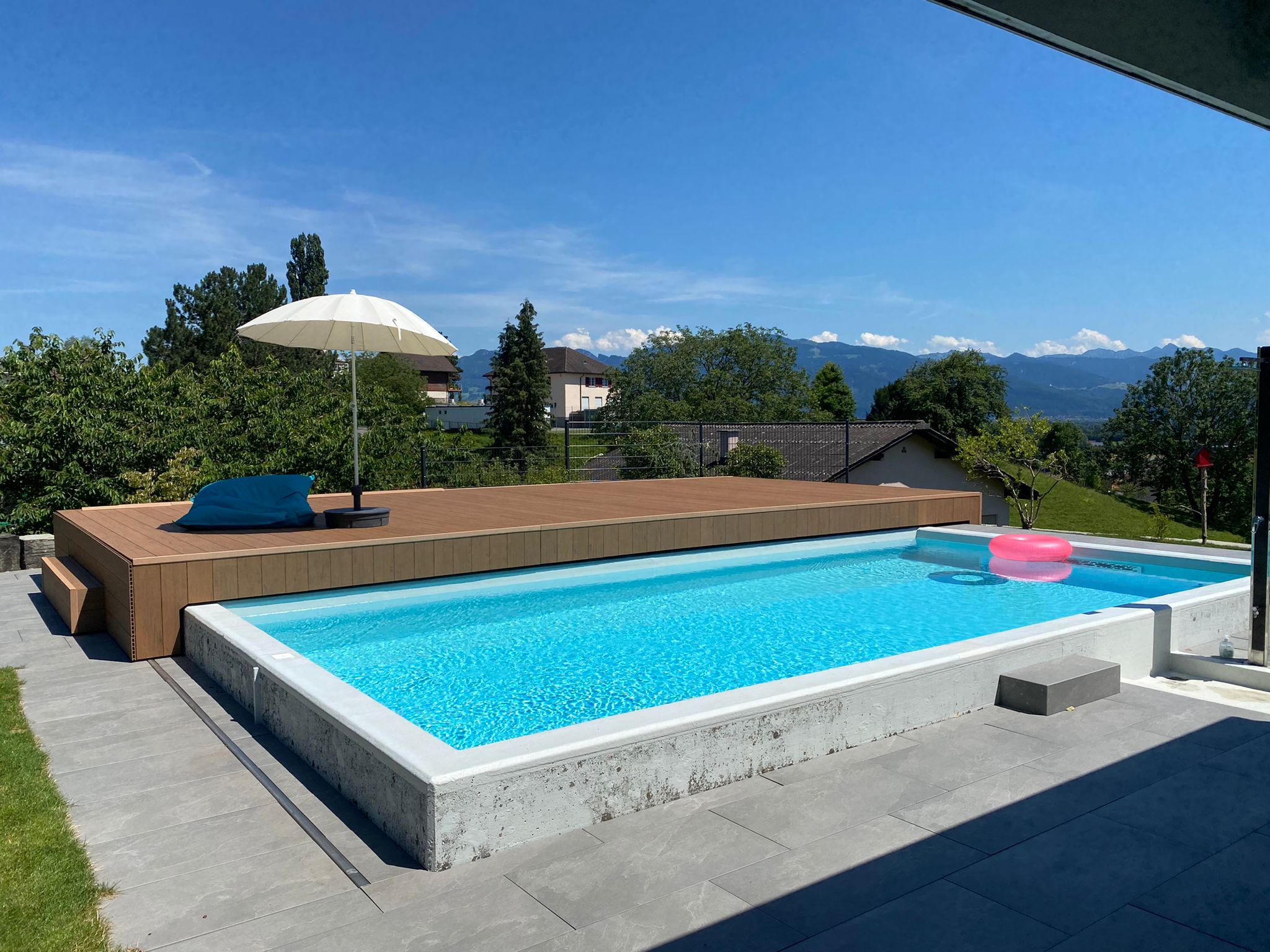 Schiebeabdeckung zu Schwimmbad 