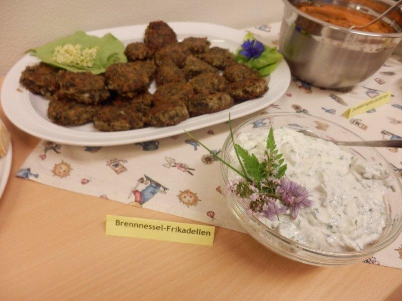 Kochen mit frischen Kräutern aus dem Garten und der Wiese