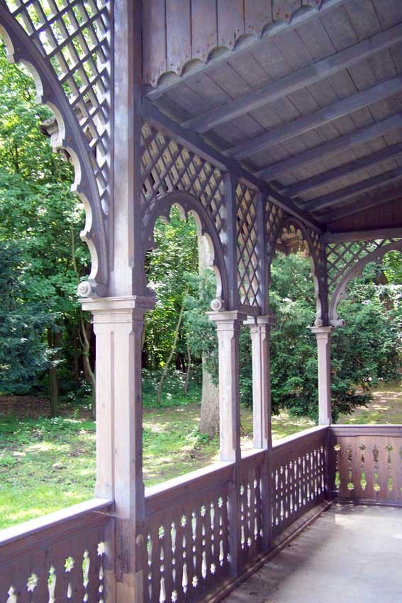 Die kunstvolle Veranda wurde in allen Details wieder hergestellt.