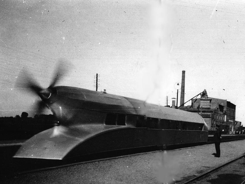 Im Sommer 1931 machte der von Dipl. Ing. Franz Friedrich Kruckenberg entwickelte Schienenzeppelin (V max. 230 km/h) während einer Testfahrt in Gunsleben Station. 