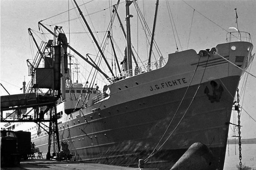 Das Lehrschiff "J. G. Fichte" im Rostocker Hafen