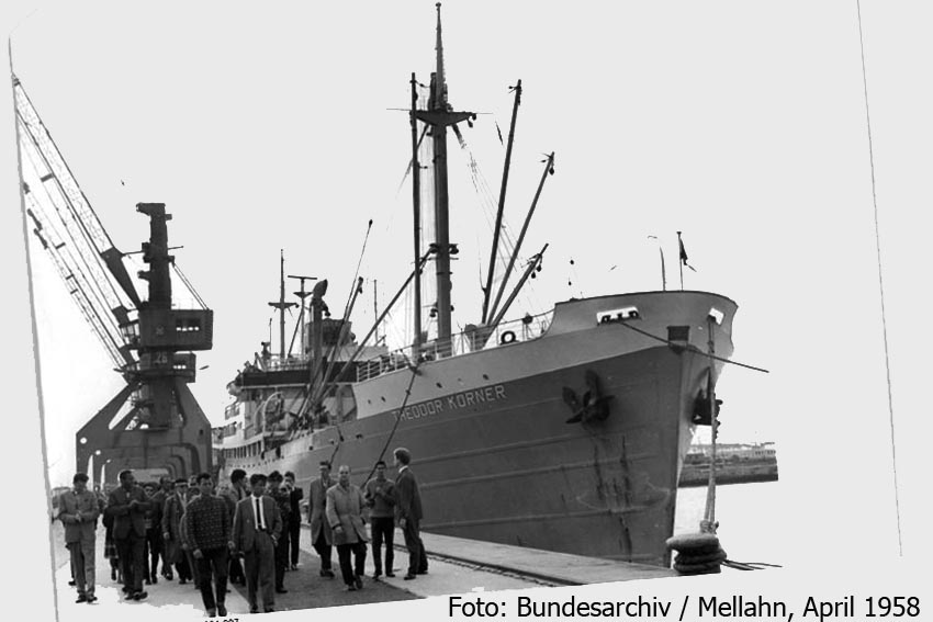 Das Lehr- und Frachtschiff "Theodor Körner" im Rostocker Hafen.