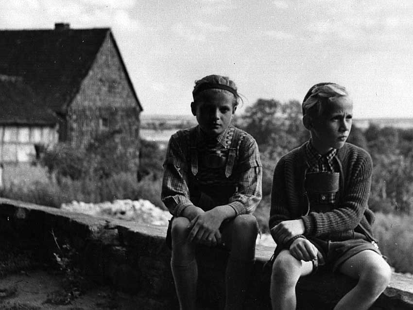 Oft saßen wir auch auf der Kirchhofmauer, hier mit Helmut Schlegel und  Cousin Axel Tondera