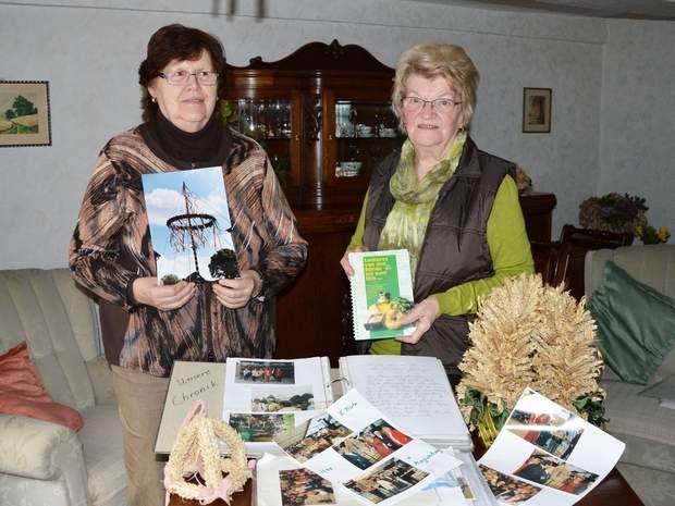 Margarete Wartmann (li.) und Irmgard Heine mit den gesammelten Unterlagen der Gunsleber Landfrauen. Foto: Marlies Müller