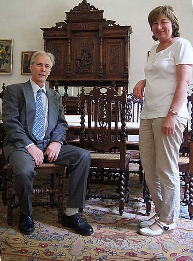  Es ist Robert Glaß nicht wirklich recht, aber fürs Foto ließ er sich überreden, einmal wie der Schlossherr zu posieren. Das heißt: Nur er darf im prunkvollen von-Asseburg-Zimmer sitzen, während selbst Bürgermeisterin Eva Stroka steht.