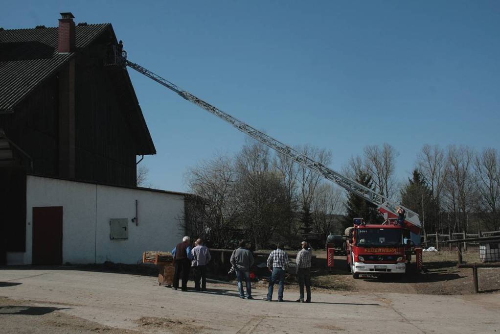 Die Feuerwehr rückt an , obwohl es nicht brennt.