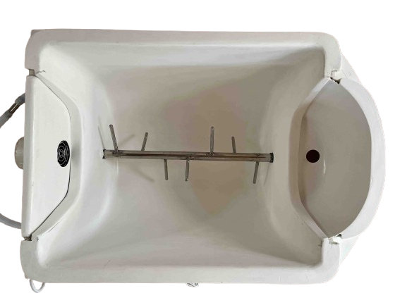 ４０型は撹拌槽の攪拌器は縦型です。撹拌はフロント部で撹拌します。