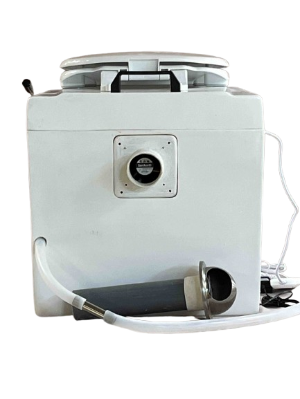 トイレ本体の背面に屋外がある場合、本体背面から排気管、尿配管を出します。