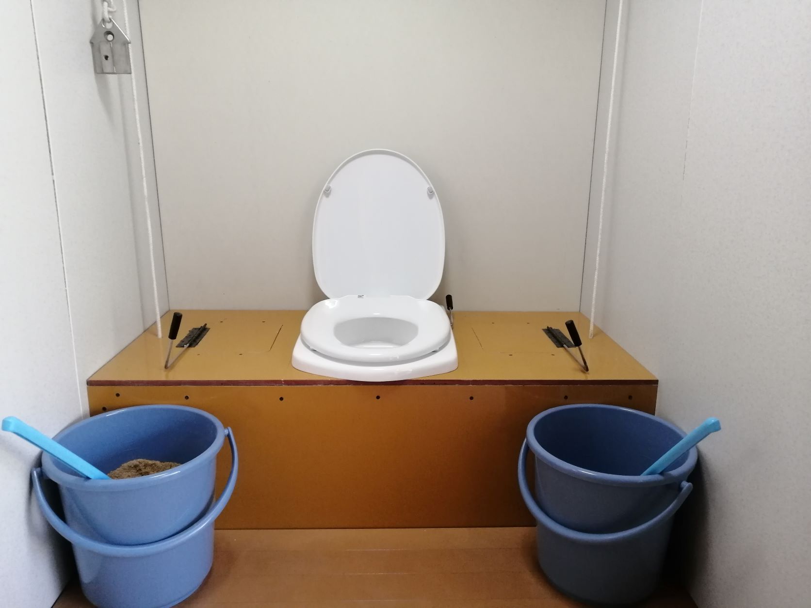 仮設用トイレでの困りごとはありません コンポストイレのコンポス技研は１人用から５ ６人用を制作 販売しています ニオイ 電気 水道がない場所での設置など トイレ のお悩みの方に解決のと助けをします なるビフォーアフターで紹介されたコンポストトイレ