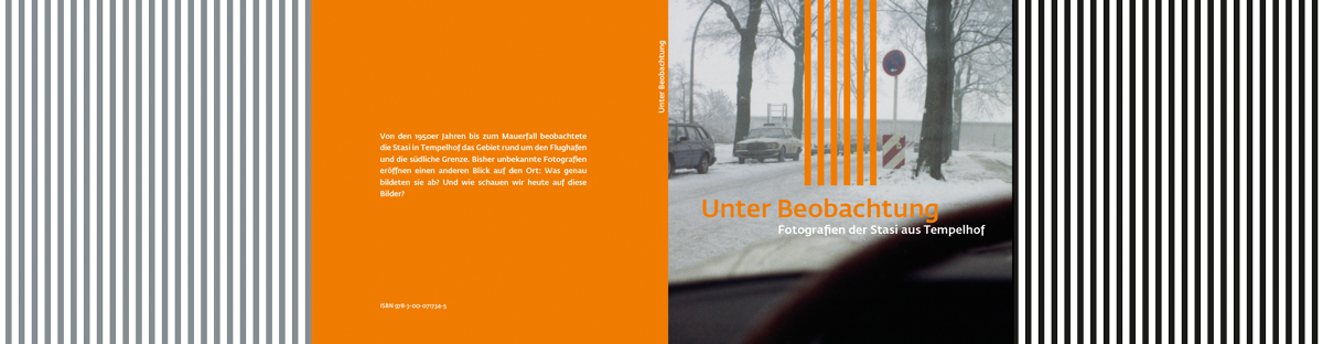 Der Ausstellungskatalog beinhaltet Fotos und Texte, ergänzt mit Standbildern des gezeigten Films. Hier das gesamte ausgeklappte Cover und die Ansichten der Klappeninhalte.