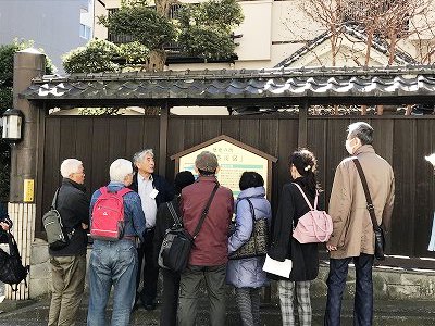 有名な料亭「田中屋」さんの前にて。説明を熱心にきいてます・・・・。