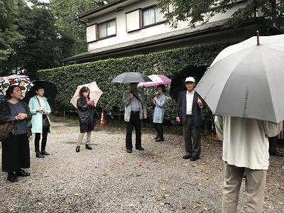 ５分ほど歩くと「松蔭寺」に到着。松蔭寺には、「タラヨウ」という樹木があり、葉っぱに傷をつけると文字が書けるので、昔は、ハガキとして使用していたらしいです。　日本では、葉に傷つけるだけで文字が書けることから、テガミノキとよばれ、郵便局のシンボルツリーなどによく用いられるそうです。 　