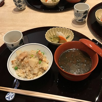 鮭と筍、グリーンピースの炊き込みご飯です。しっかりと出汁もきいて、美味しい(^^♪