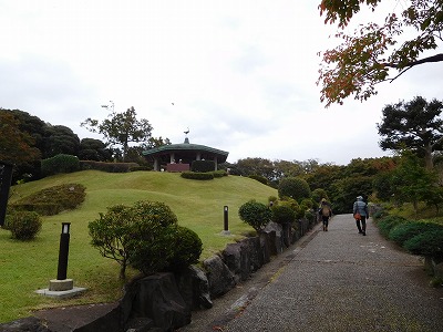 旧吉田邸を出て、道を隔てて渡ると、「旧三井邸別荘跡地」へ。展望台へ向かいます。