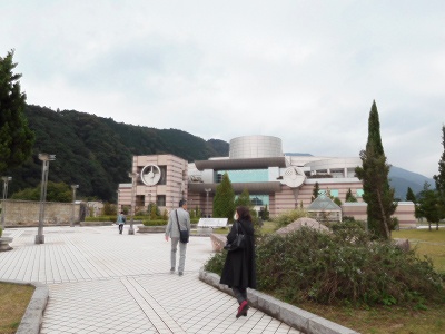 神奈川県立「生命の星・地球博物館」前景ですが、素晴らしい素敵な建物でした(^^♪