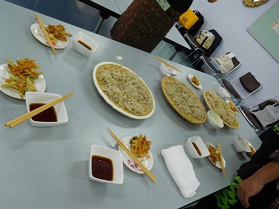 天ぷらも一緒に美味しく(^^♪ 皆で、和気あいあいとおしゃべりしながら・・・