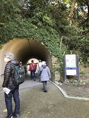 金沢文庫へ抜けるトンネルです。「文庫」は図書館の意味。